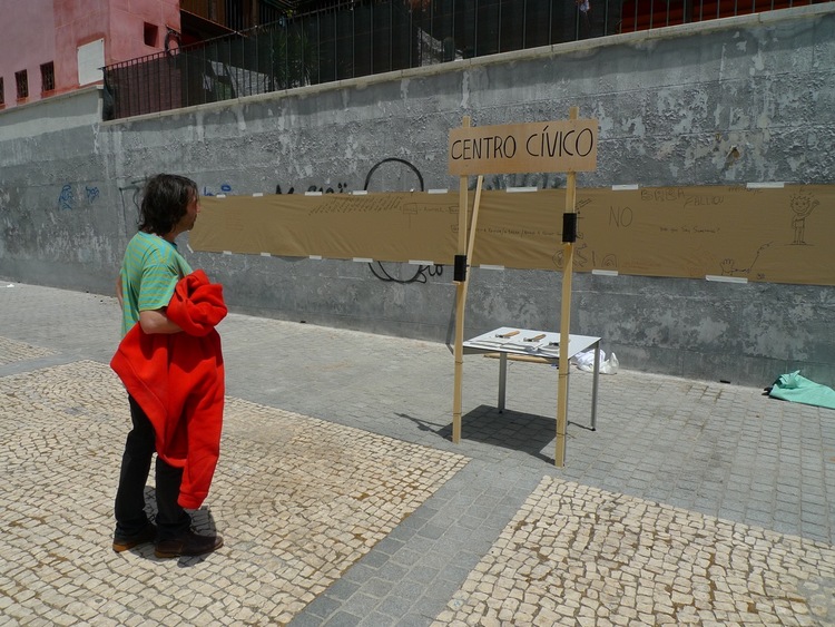 Event image of a man at a stand with a sign that reads "centro civico"